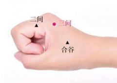 中醫(yī)教你正確按摩三間穴治牙痛的方法及其三間穴的位置！